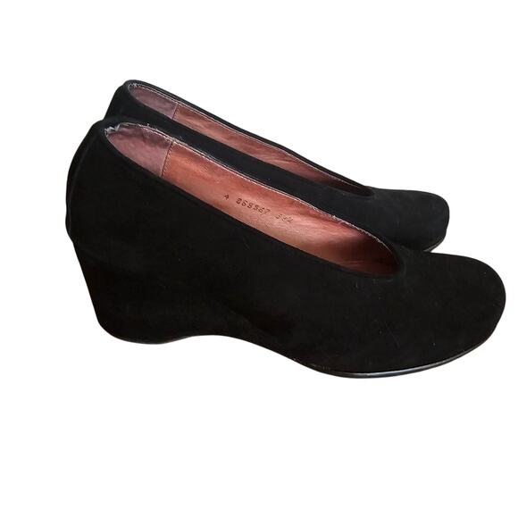 Andre Assous black suede platform pumps. Size 7.5 - Picture 3 of 4